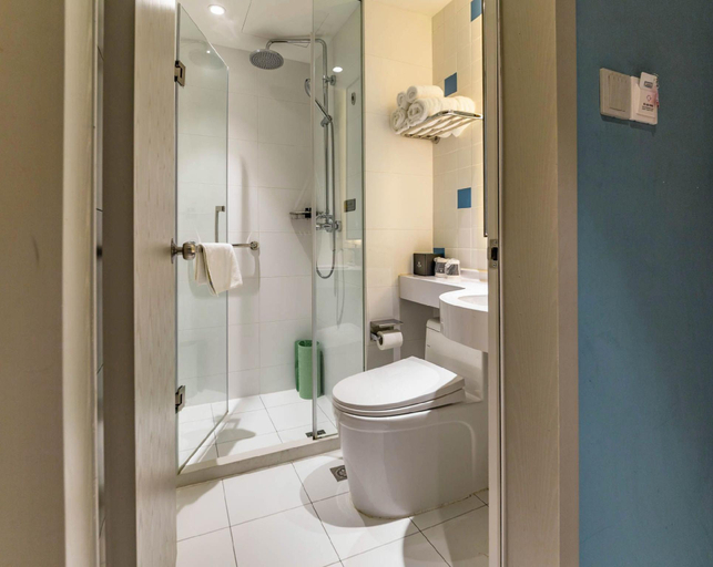 Bathroom 4, Magnotel Shanghai Henglong Plaza, Shanghai