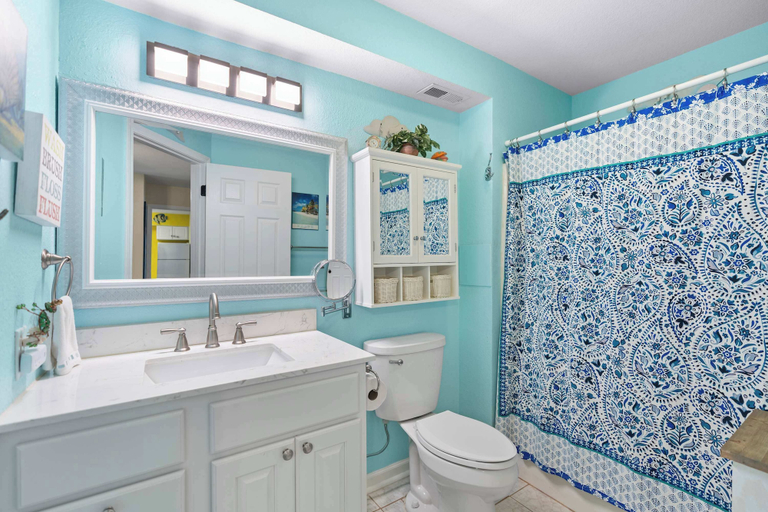 Bathroom 4, Latibe Retreat Lakefront Condo for 4 w/ Balcony & Pool Access, Miller