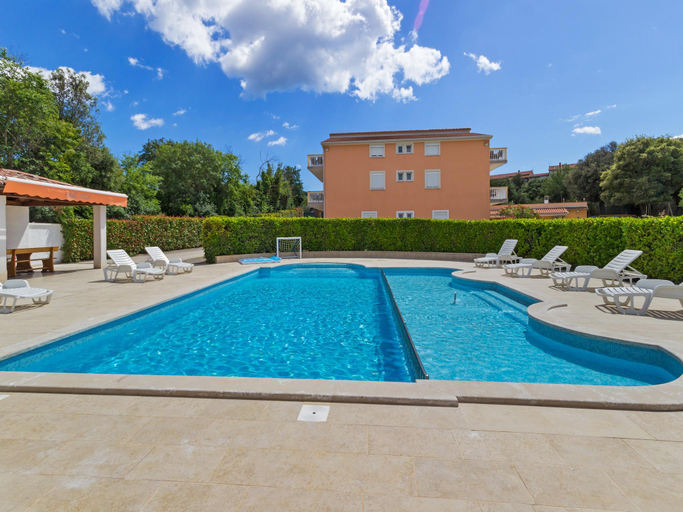 Others 5, Banjole Apartment with Pool for 4, Medulin