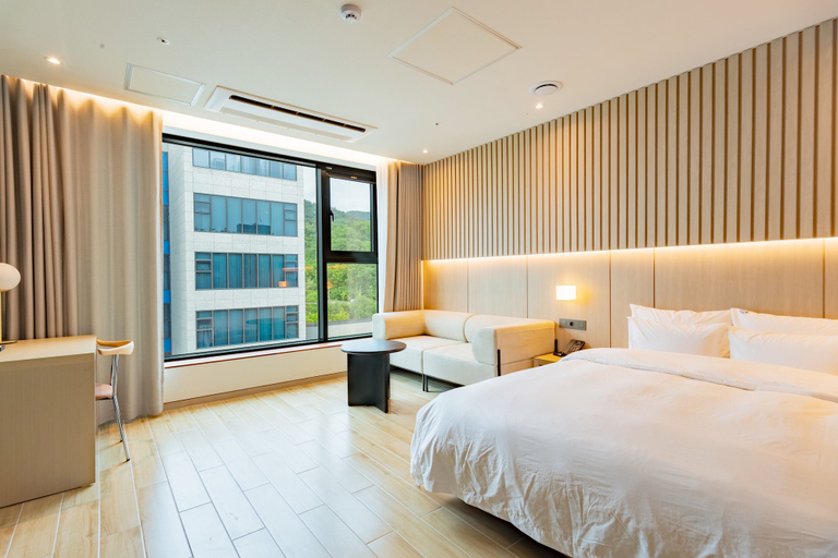 Room 2, HOUNDHOTELDAEGUHYUKSIN, Dong