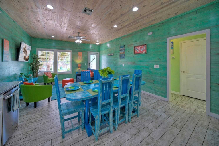 Food & Drinks 5, Shared Pool, Walkable to Beach, Vibrant Beachy Design! Bay Bliss by Avantstay, Nueces