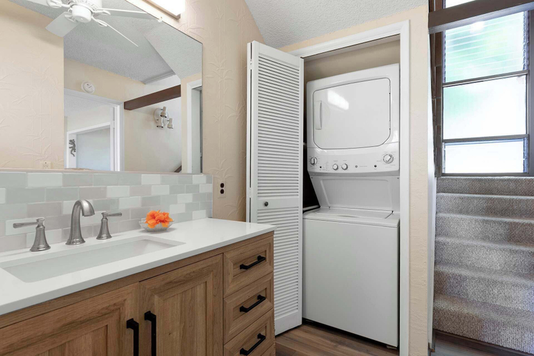 Bathroom 4, Koana's Ocean Hale Onsite Pool, Hawaii