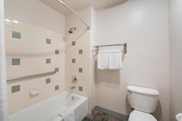 Bathroom 5, Best Western Plus John Jay Inn & Suites, Los Angeles