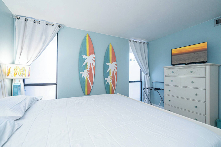 Bedroom 3, Edgewater Oasis Gorgeous Resort Condo on Beach!, Bay