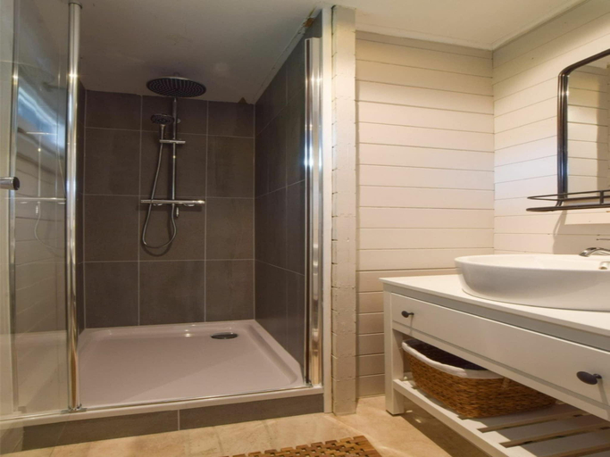 Bathroom 4, Spacious Holiday Home in Oostkapelle, Veere