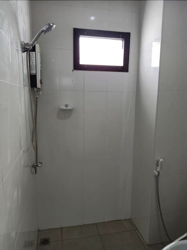 Bathroom 4, V2 hotel, Nang Rong