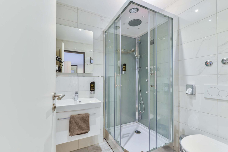 Bathroom 3, Hotel Lumi, Freiburg im Breisgau