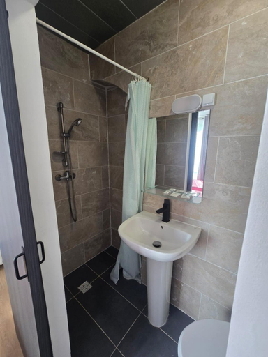 Bathroom, Hotel de l'Europe Pantin, Seine-Saint-Denis