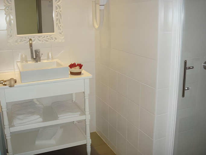 Bathroom 4, Logis Hotel Le Central, Deux-Sèvres