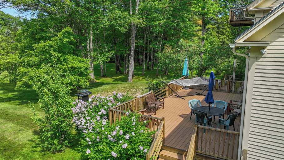 Others 2, 4 BDR w/ Private Hot Tub, Backyard and Deck!, York