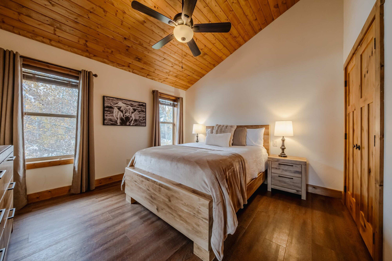 Bedroom 2, Flathead River Retreat For 15!, Flathead