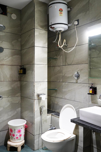 Bathroom 5, Stay10 Luxury Service Apartment, Indore