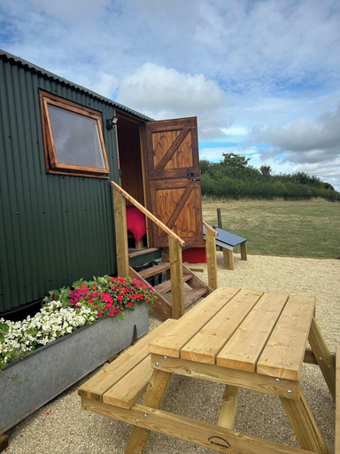 Outdoor dining 5, 1 Bed Hut - Sleeps 2 - Parking - Smoking, Bath and North East Somerset