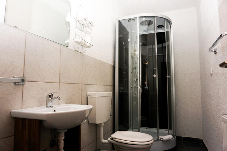 Shower, Hotel Kreuz, Ostalbkreis