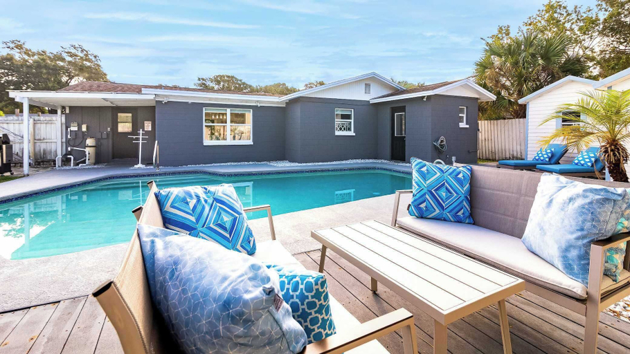Sport & Beauty 3, Sun Bay Getaway Backyard Pool w/ Winter Rates!, Hillsborough
