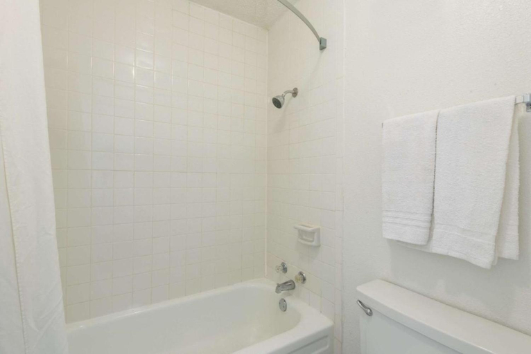 Bathroom 4, Knights Inn Lawton, Comanche