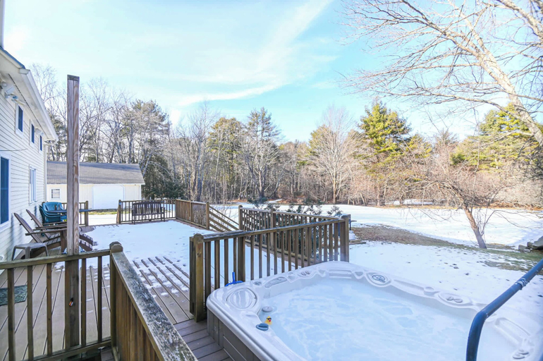 Others 3, 4 BDR w/ Private Hot Tub, Backyard and Deck!, York
