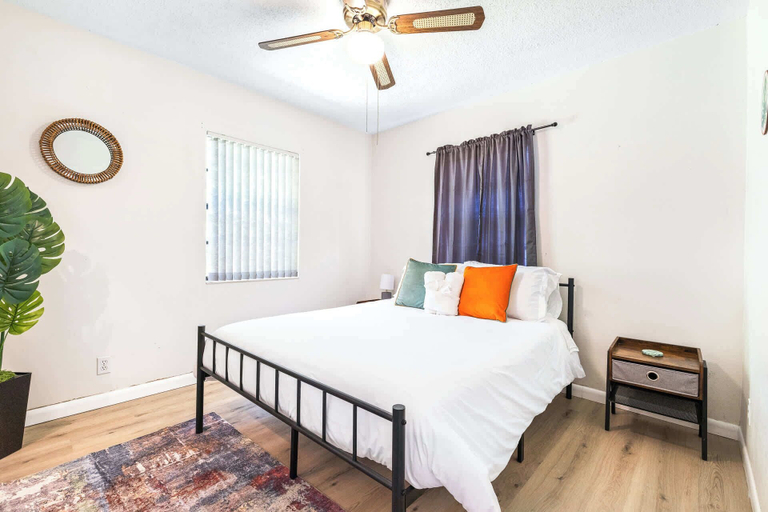 Bedroom 3, Quiet Oak Retreat Serene 3 BDR, Hillsborough