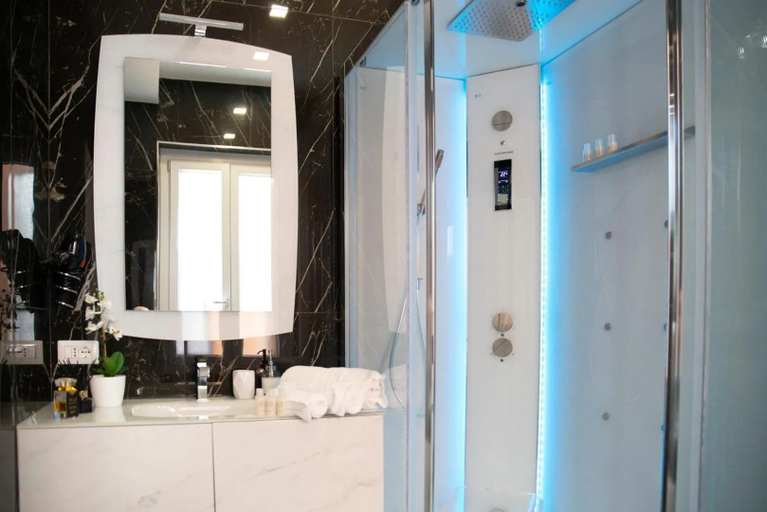 Bathroom 3, Central Luxury Apartment, Roma