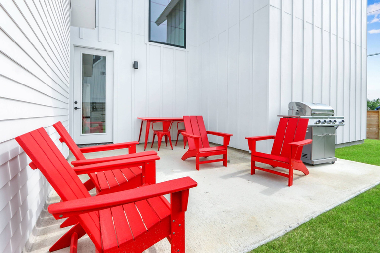 Outdoor dining 5, Chic Modern Farm Haus - Minutes to Everything, Comal