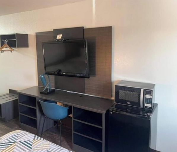 Bedroom 2, Motel 6 Ozark, AR, Franklin