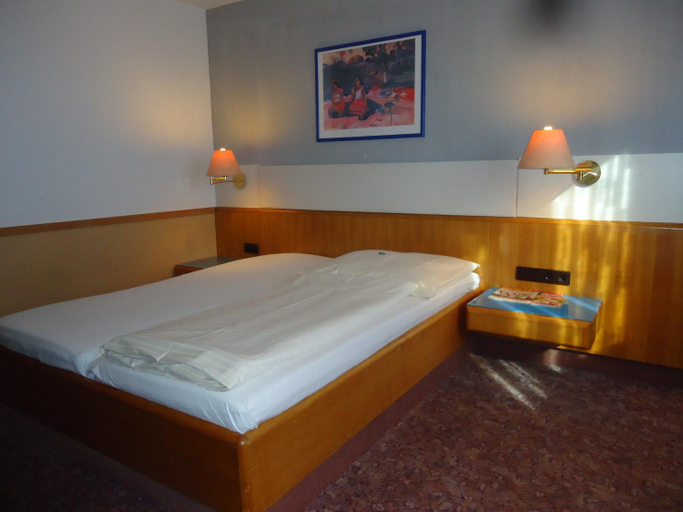 Bedroom 2, enjoyHotel garni Korntal Stuttgart Parkplatz Sprinter Penny eTank Porsche-Museum, Ludwigsburg