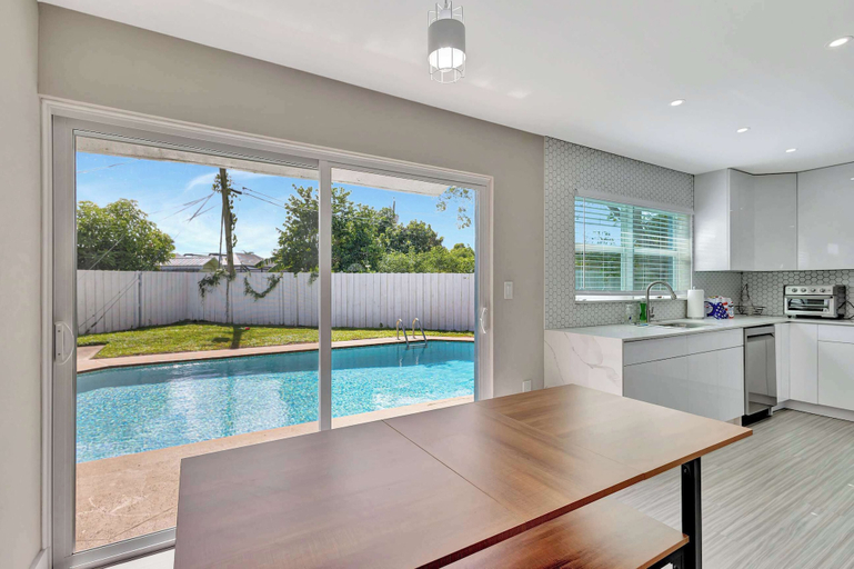 Others 4, Sunshine Villa w/ Private Pool, Palm Beach