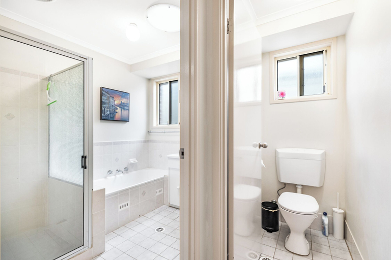 Bathroom 3, StayAU Cozy 3BR Suburban Ingleburn, Campbelltown - North