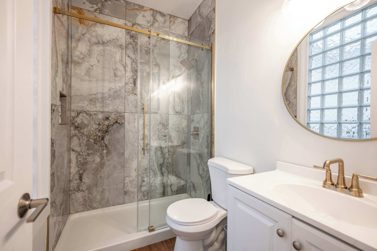 Bathroom 4, The Heart of Madison Suites, Kenton