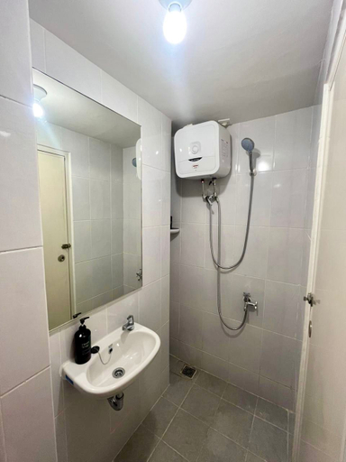 Bathroom, Tokyo Riverside Apartment Minimalist at PIK 2 by TYAFY Living, Tangerang