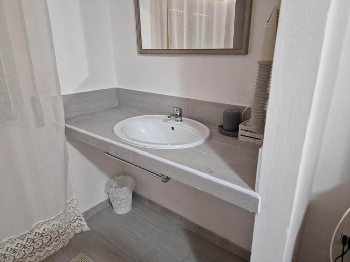 Bathroom 4, Hotel La Vela, Sassari