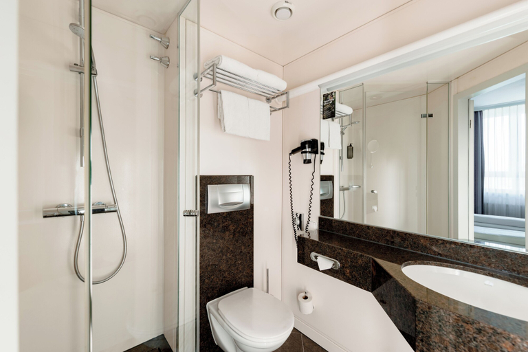 Bathroom 2, Rugs Hotel Augsburg, Trademark Collection by Wyndham, Augsburg