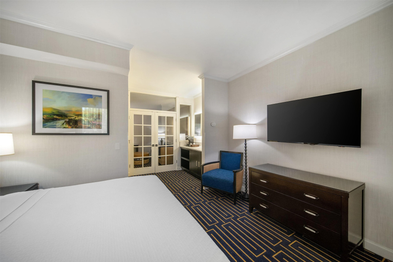 Bedroom 3, Best Western Plus Palm Court Hotel, Yolo