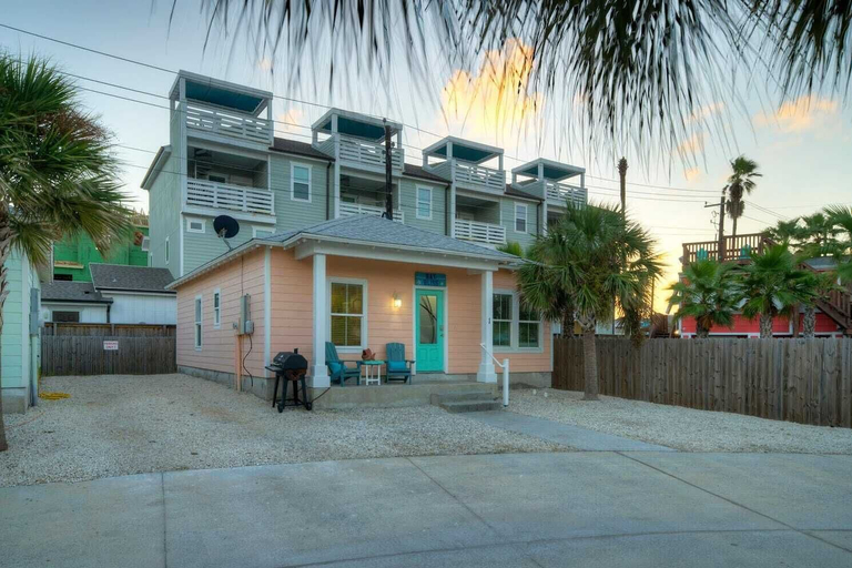 Exterior & Views 2, Shared Pool, Walkable to Beach, Vibrant Beachy Design! Bay Bliss by Avantstay, Nueces