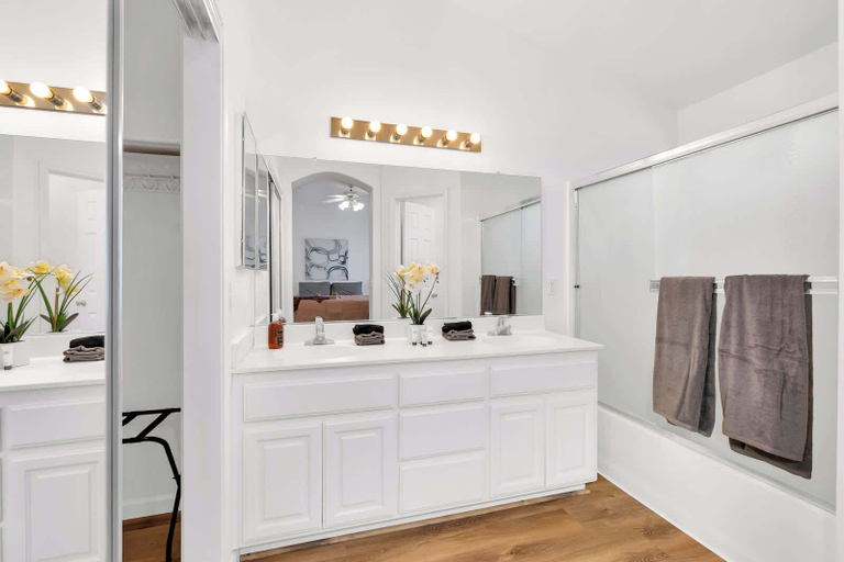 Bathroom, New Listing University Pastoral, Merced