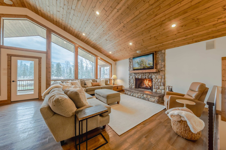 Others 5, Flathead River Retreat For 15!, Flathead