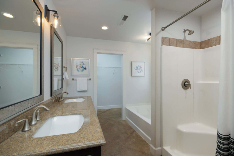 Bathroom 4, Murphys Resort 3 BDR for 8!, Deschutes