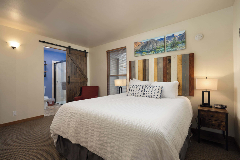 Bedroom, Cozy Cascade Retreat - For 4!, Deschutes