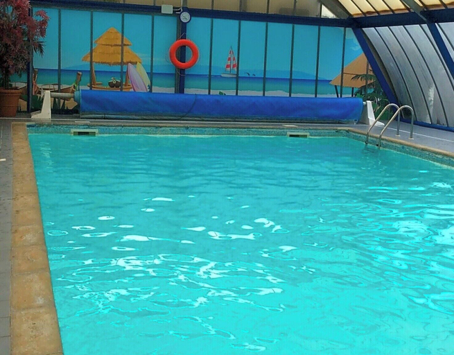 Pool, Llanarmon-yn-ial 3-bed Caravan, Sleeps 6, Denbighshire