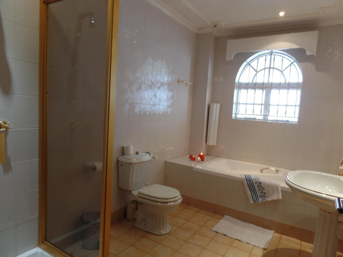 Bathroom 4, Villa Leone Boutique Hotel, Westlands