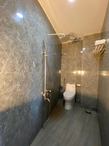 Bathroom 5, Hoang Hung Hotel, Qui Nhơn