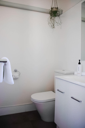 Bathroom 2, Beachcomber Holiday Units, E. Gippsland - Bairnsdale