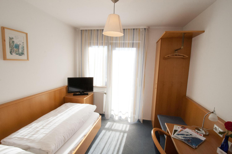 Bedroom 3, Hotel Krone Straßdorf, Ostalbkreis