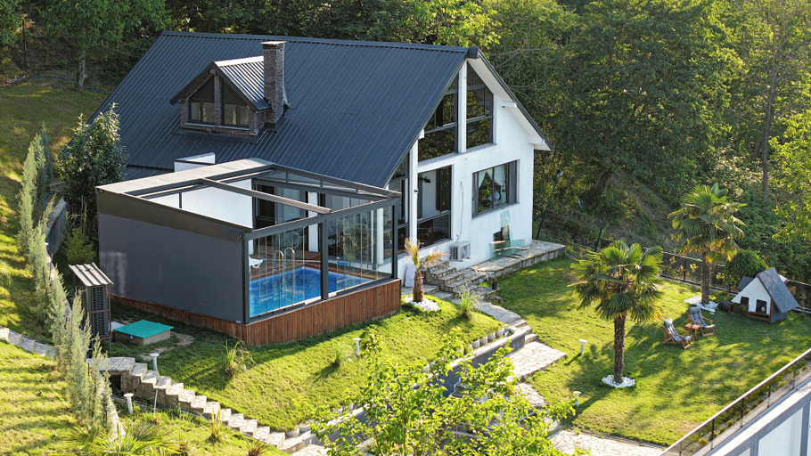 Exterior & Views