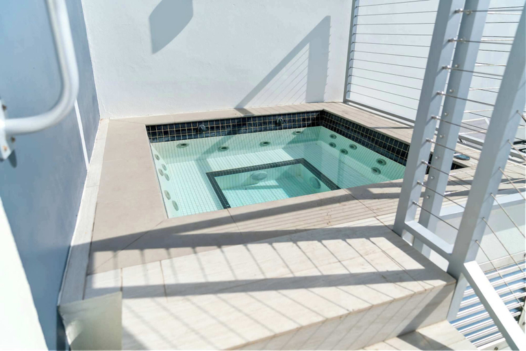 Sport & Beauty 3, 2BR Ocean Penthouse: Private Terrace & Hot Tub, Broward