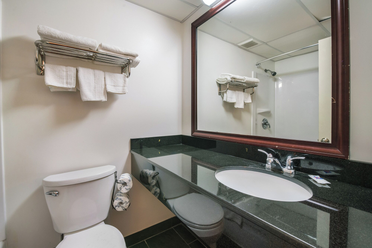 Bathroom 3, Motel 6 Tinton Falls, NJ – Neptune, Monmouth