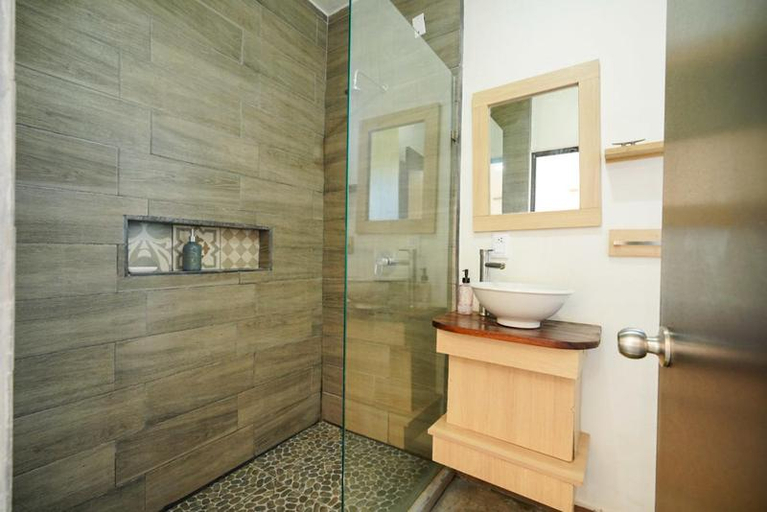Bathroom 3, Tres Velas Surf, San Ignacio