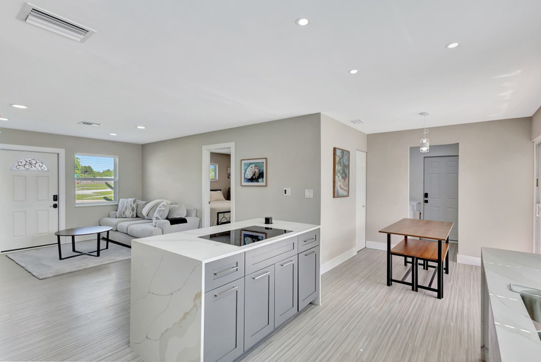 Others 3, Sunshine Villa w/ Private Pool, Palm Beach