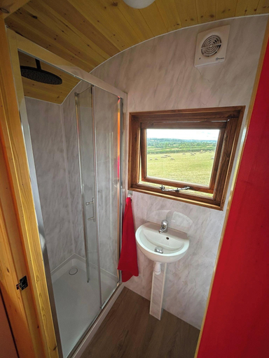 Bathroom 3, 1 Bed Hut - Sleeps 2 - Parking - Smoking, Bath and North East Somerset