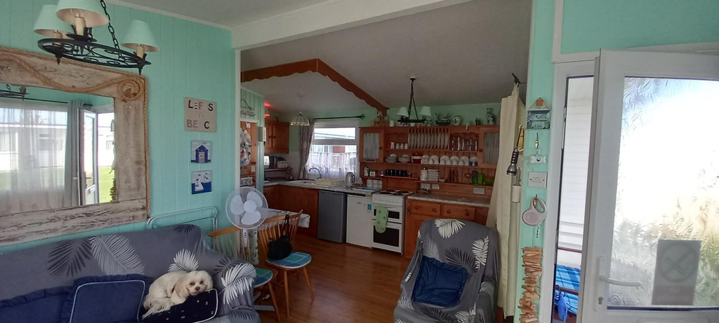 Others 4, 3 Bed Chalet - Sleeps 6 - Parking - Garden - Wifi, Norfolk